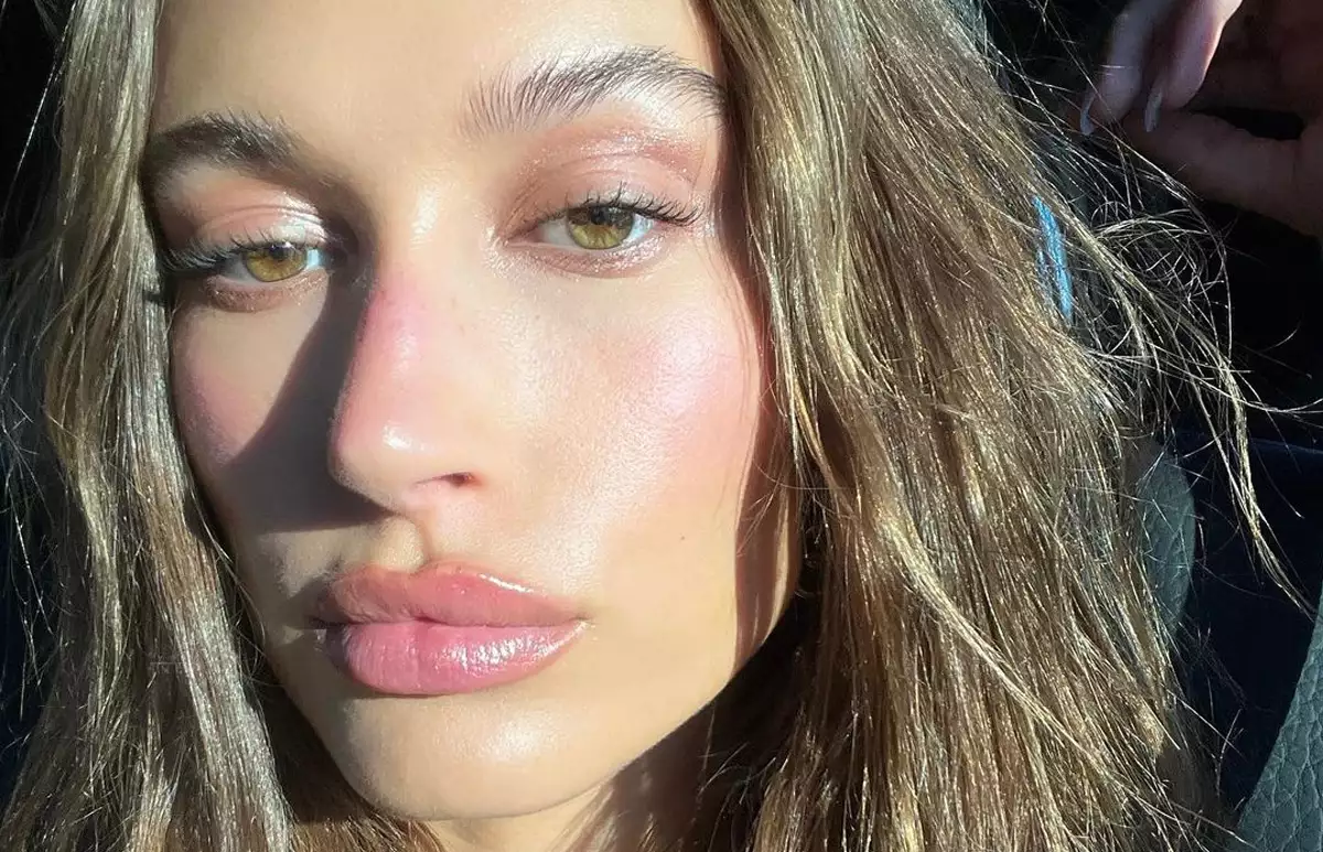 hailey bieber-merit-blush-complexion-piel-maquillaje-makeup.jpg