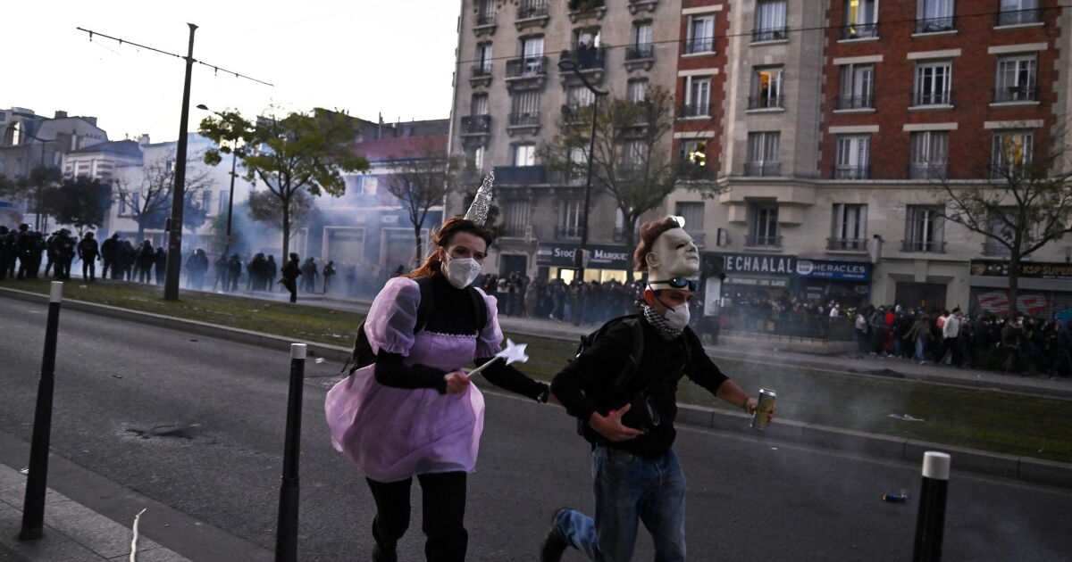 FRANCIA ARDE: DISFRACES DE HALLOWEEN OCULTAN IRA POR COSTO DE VIDA Y VIOLENCIA POLICIAL