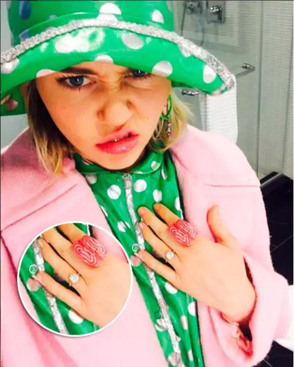 Este es el anillo que Liam le regaló a Miley, y el cual al parecer, ha reemplazado por uno más grande un una argolla de bodas.