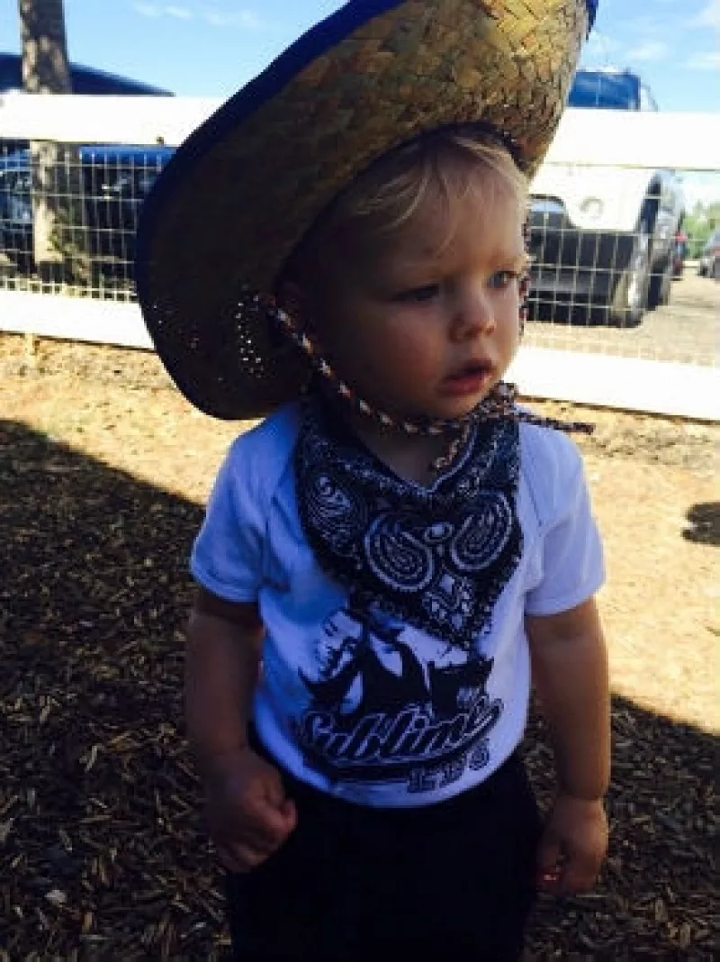 El actor y esposo de Fergie cumple este viernes 42 años de edad, por lo que en el festejo no podía faltar su hijo de un año, quien puso el toque perfecto al festejo.