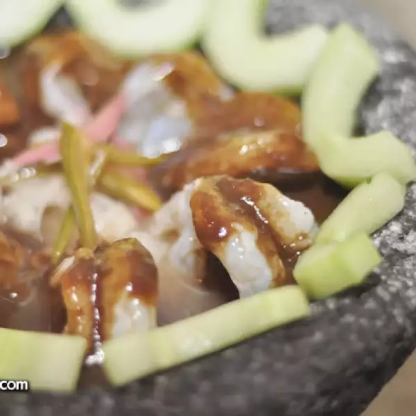 Agua Chile negro de camarón en salsa de chiles toreados, petróleo y clamato