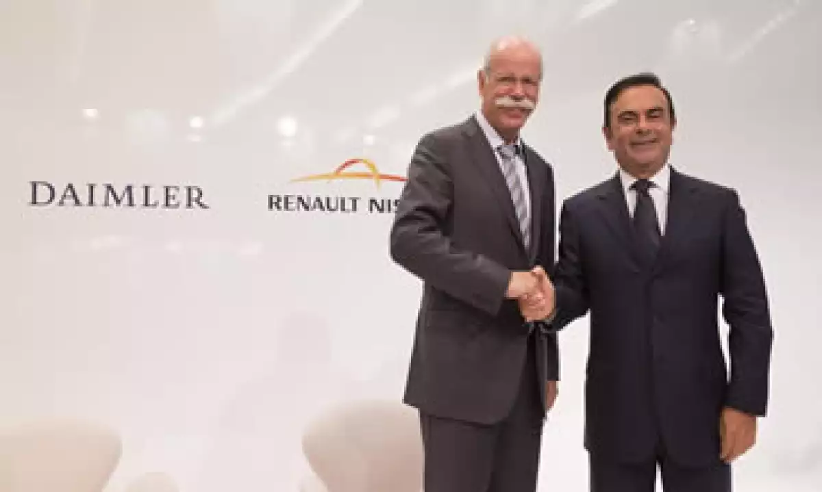 El CEO de Daimler, Dieter Zetsche, y el de Nissan, Carlos Ghosn acordaron establecer una asociación por partes iguales en México. (Foto: Cortesía Nissan )