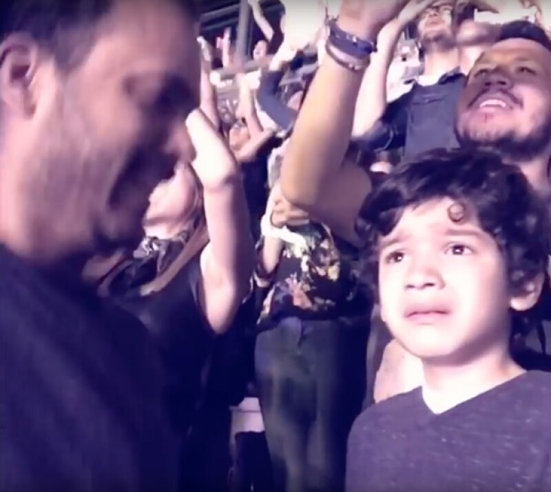 Luis Vázquez con su hijo en concierto de Coldplay en México.