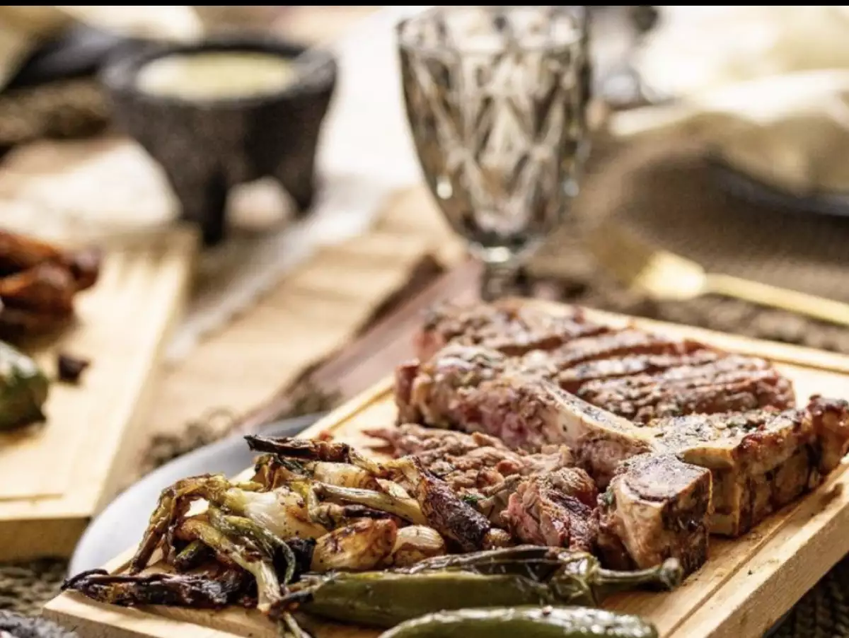 Mesa con plato de carne y verduras 