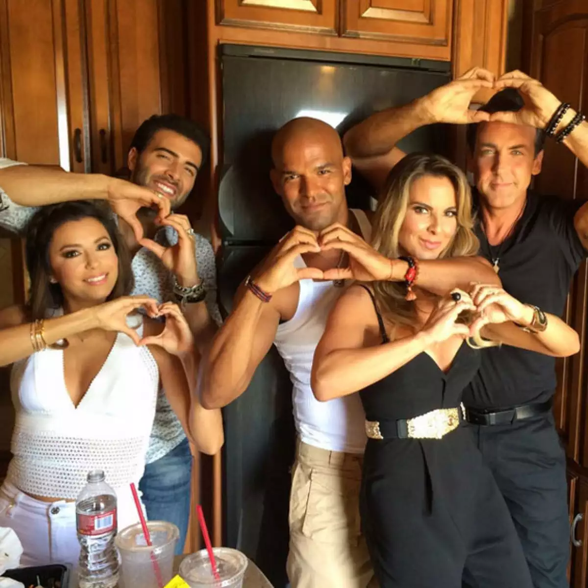 No se sabe si Kate visitó a Eva al set de grabación de Telenovela, serie que protagoniza, pero ambas participan en esta noble causa junto con otros famosos.