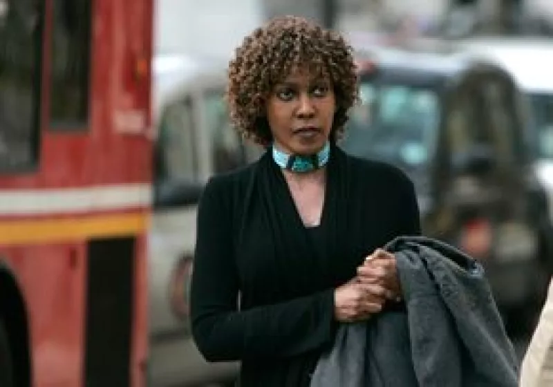 La ex asistente personal del cantante dijo que quien ahora lo demanda era un amigo muy generoso de la estrella.