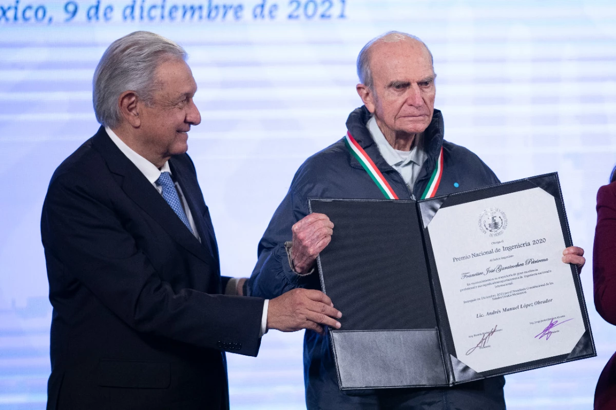 AMLO y Francisco José Garaicochea y Petrirena, Premio Nacional de Ingeniería