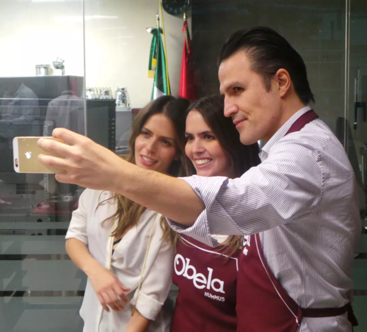 Después de triunfar en la cocina, Claudia, Vicky y Billy se tomaron la respectiva selfie.