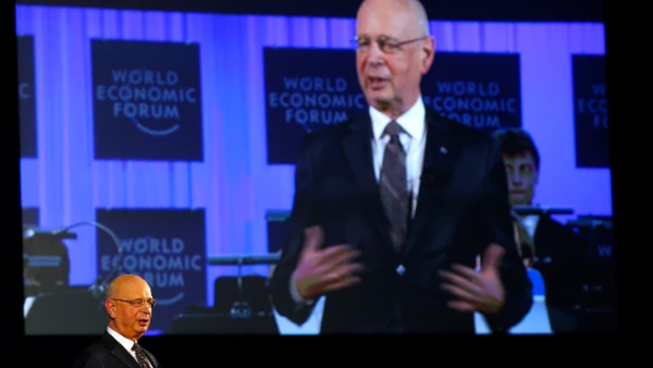 El fundador del WEF, Klaus Schwab, pidió a los más de 2,500 asistentes llevar siempre mente, alma, compasión y templanza.
