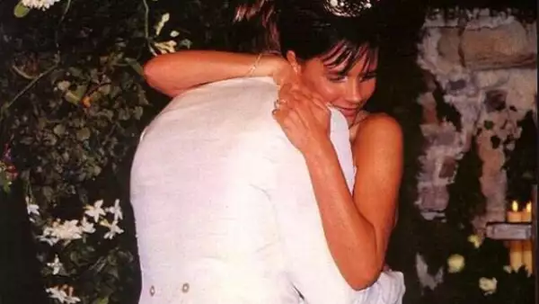 La diseñadora escribió en Twitter emotivos mensajes y compartió fotos de aquél día, celebrando sus 15 años de casada con el famoso futbolista.