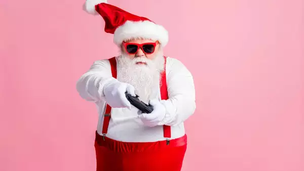 Regalos gamer para esta temporada navideña (Santa Claus participando en un videojuego)