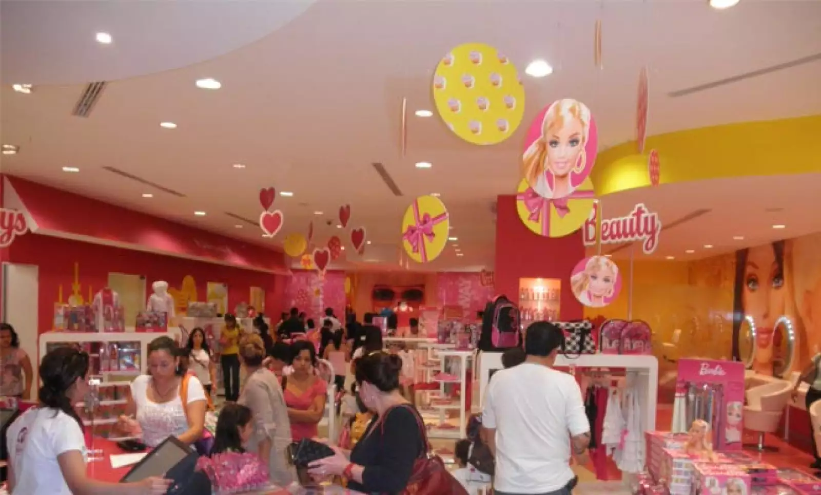 En Barbie Beauty, las niñas podrán hacerse modernos cortes de pelo y peinados.