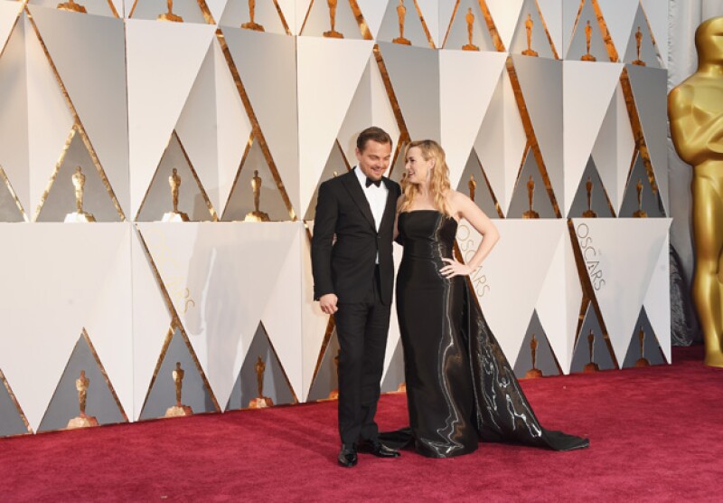 La pareja de actores, que está nominada en la premiación, lució sonriente ante los fotógrafos.