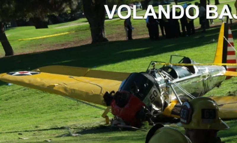 Un aficionado grabó los momentos previos al accidente del actor de 72 años a bordo de una avioneta antigua ayer en Santa Mónica, California.