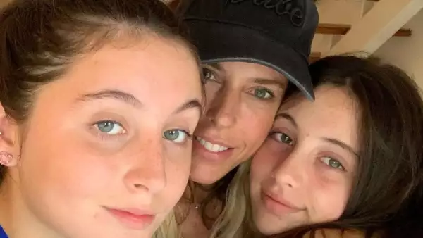 Maki y sus hijas, Mía y Azul