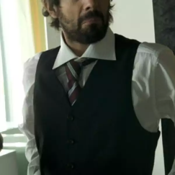 El actor se miró al espejo para ver cómo le quedaba el outfit.