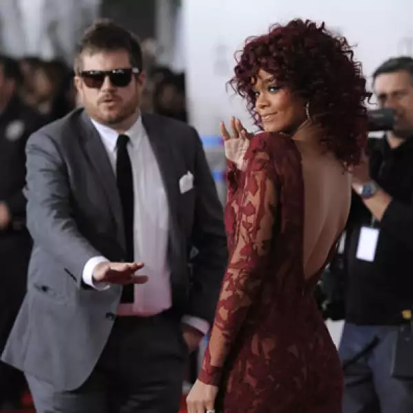 Rihanna impone tendencia en los American Music Awards.