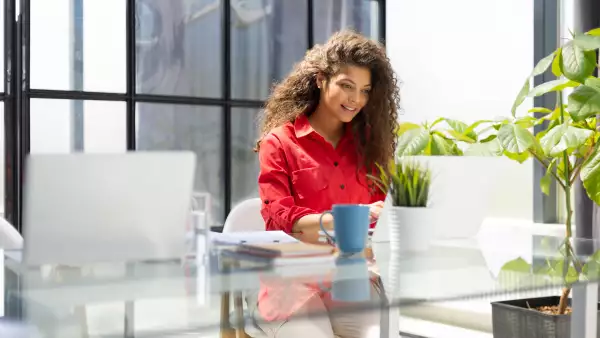 mujer trabajando con Laptop