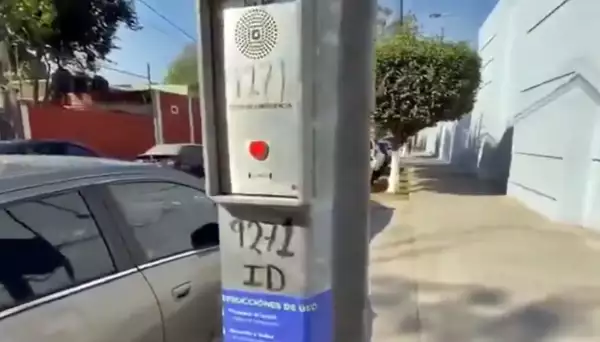 El ID de los altavoces podrás encontrarlo en el poste.