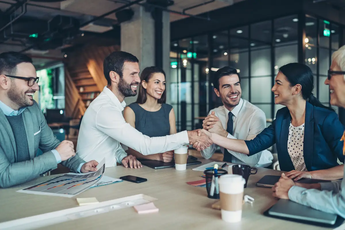 En algunos países la semana laboral de cuatro días ya es una realidad. (Grupo de personas felices en una oficina). 