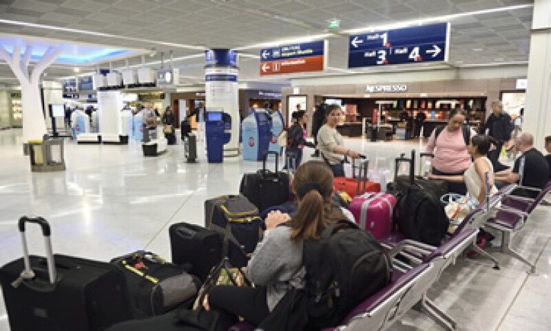 La aerolínea puede cambiar tu ruta el mismo día en que tenías que viajar o lo más pronto posible. (Foto: AFP)