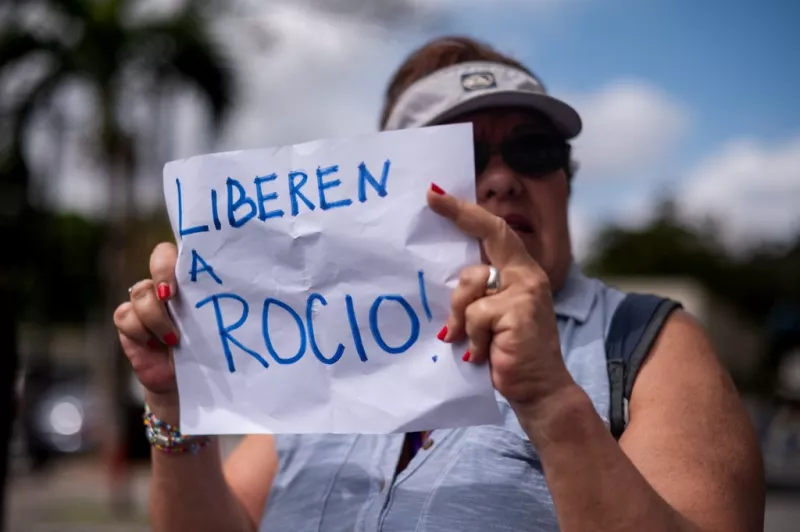 Una mujer sostiene un cartel que dice "Liberen a Rocio" durante una manifestación para exigir la liberación del activista de derechos humanos y abogado Rocío San Miguel en Caracas, el 14 de febrero de 2024.