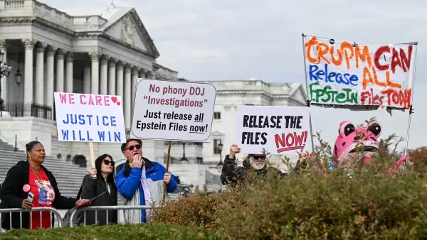 Los manifestantes se paran detrás de las barricadas en una conferencia de prensa con la representante estadounidense Adelita Grijalva (D-AZ) (no en la foto) mientras pide la publicación de los archivos de Epstein, en Capitol Hill en Washington, D.C., EE. UU., el 18 de noviembre de 2025.