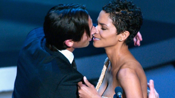 En 2003 el actor Adrien Brody besó a Halle Berry tras recibir el Oscar por su interpretación en la cinta El Pianista.