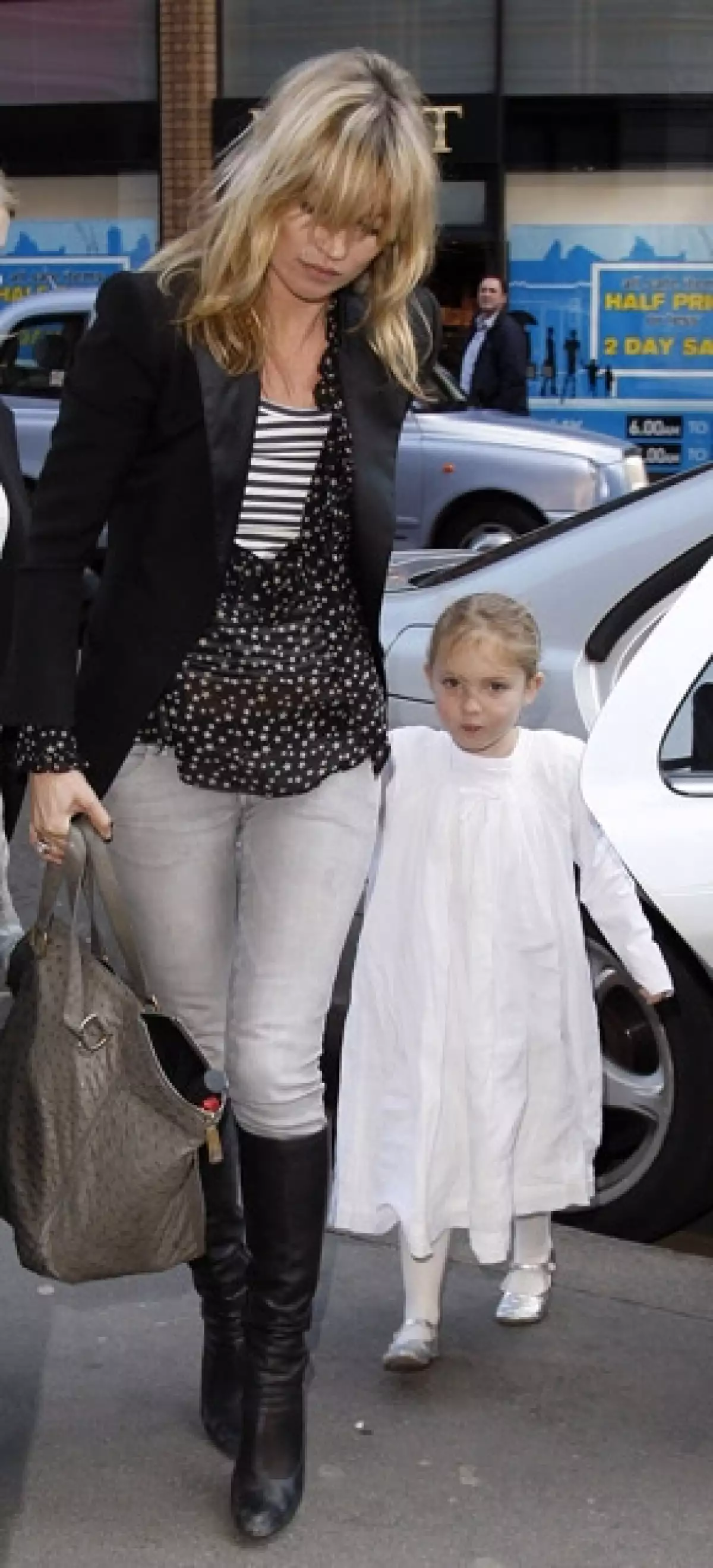 La británica ilustró a su pequeña y a su amiga Iris, hija de Sadie Frost y del actor Jude Law, la manera en que deben de caminar  por la pasarela