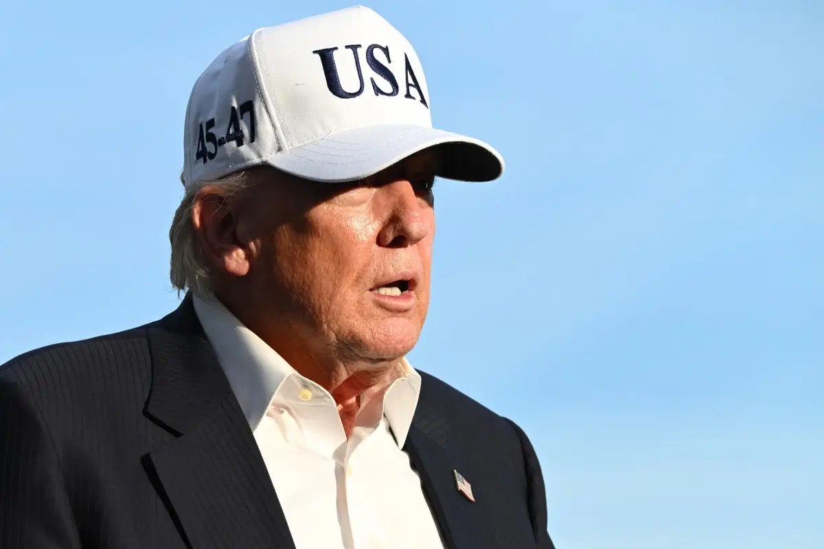 El presidente Donald Trump camina por el césped sur de la Casa Blanca en Washington, DC, el 15 de mayo de 2026. Trump está regresando de Beijing, donde se reunió con el presidente chino Xi Jinping para discutir acuerdos comerciales en varios sectores.