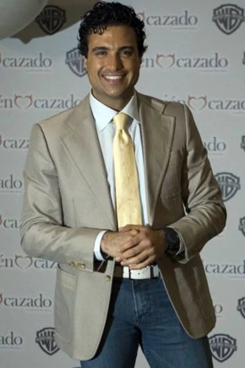 Luego de concluir su participación en la serie Los Exitosos Pérez, en abril de 2010, el actor mexicano se irá a vivir temporalmente a Estados Unidos para realizar algunos proyectos cinematográficos.
