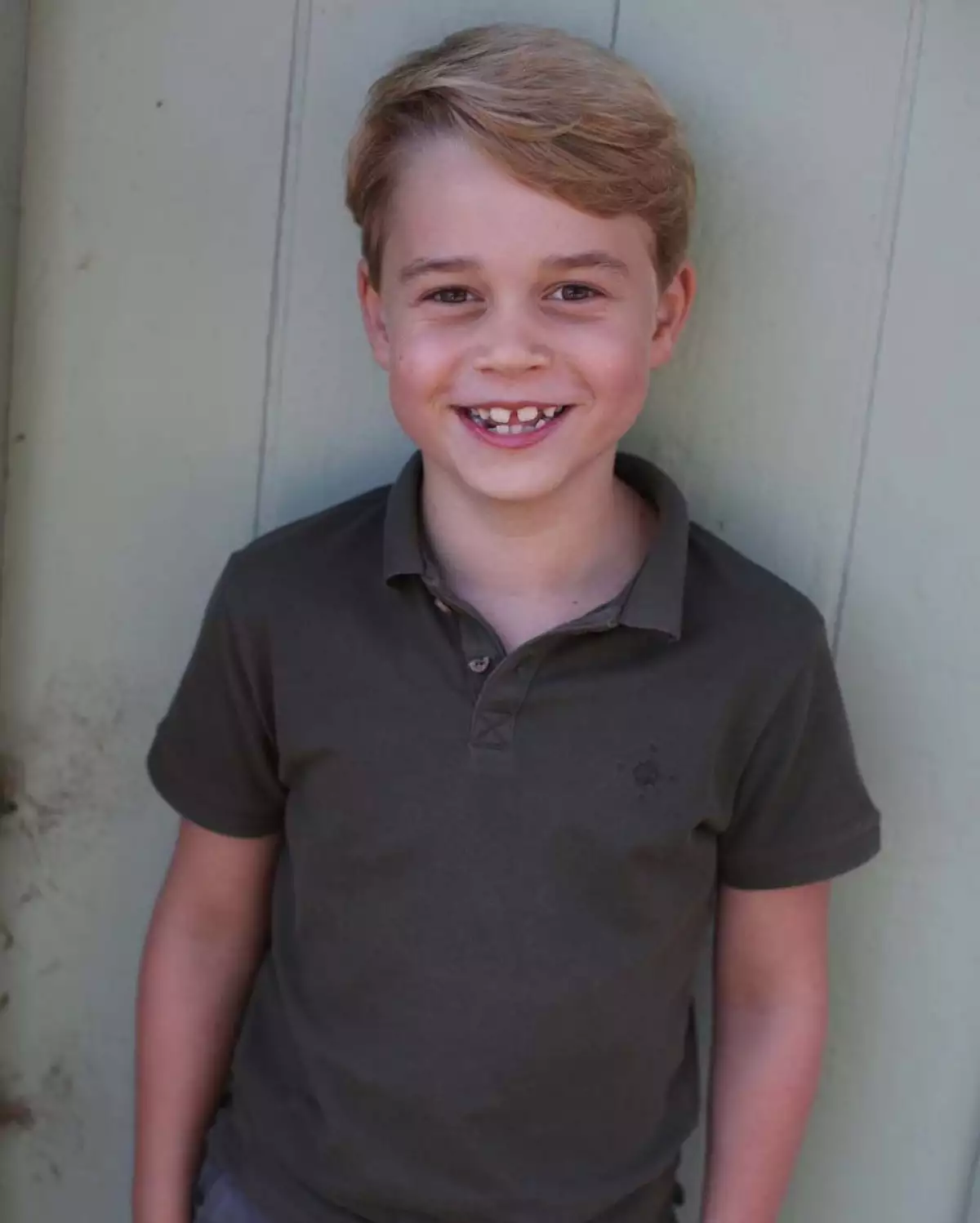 Retrato oficial del príncipe George cuando cumplió 7 años.