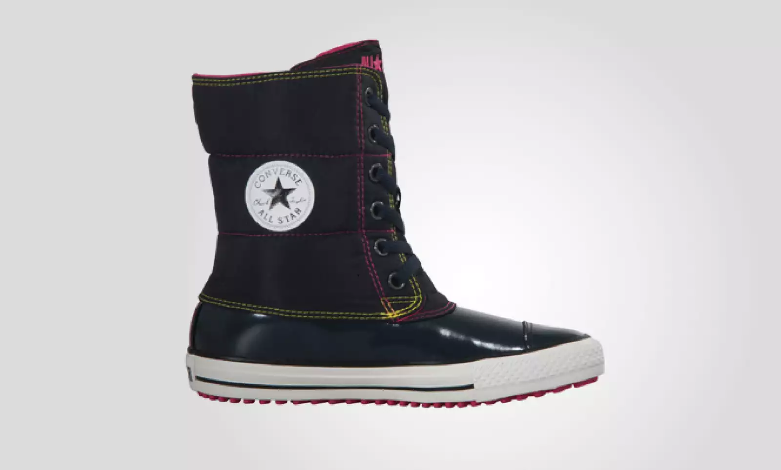 No debes perder el estilo: esta bota con vivos en color rosa mantiene vivo tu ‘outfit’.