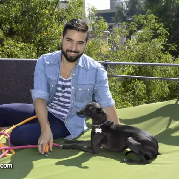 Jaime Cohen con su perro Tirita