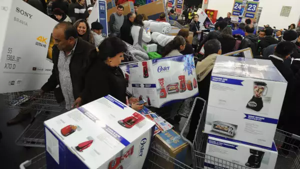 Personas comprando electrodomésticos durante el Buen Fin del año pasado.