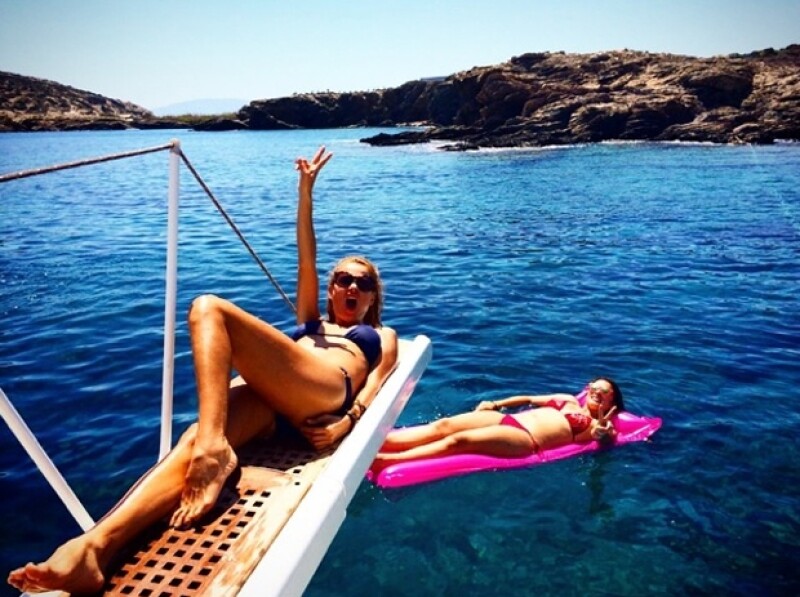Paulina compartió con sus fans cómo se relajaba bajo el sol griego, junto a una amiga.