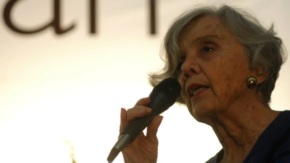 escritora elena poniatowska en una conferencia en la universidad iberoamericana
