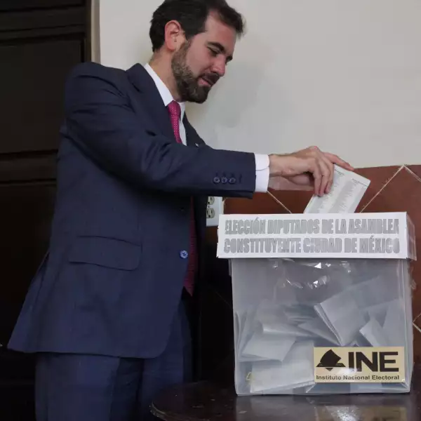 Lorenzo Córdova, consejero presidente del INE, acudió a la casilla ubicada en la Casa del Teatro para emitir su voto para elegir a los candidatos de la Asamblea Constituyente.