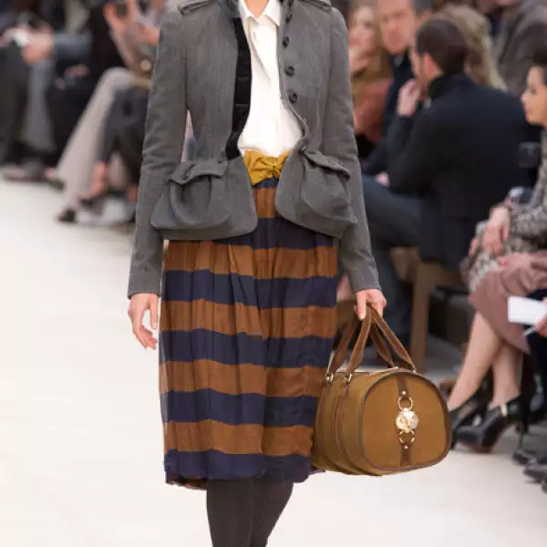 La firma no dejo atrás su sello inglés reflejado en boinas, faldas y difrerentes cortes.