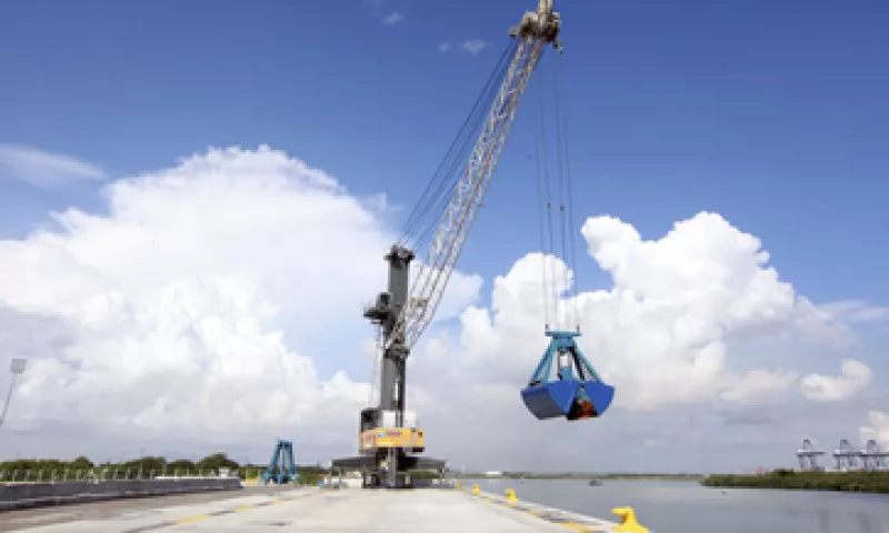 En agosto de 2012, el entonces presidente Felipe Calderón inauguró la terminal de minerales a granel en el puerto Lázaro Cárdenas. (Foto: Cuartoscuro)