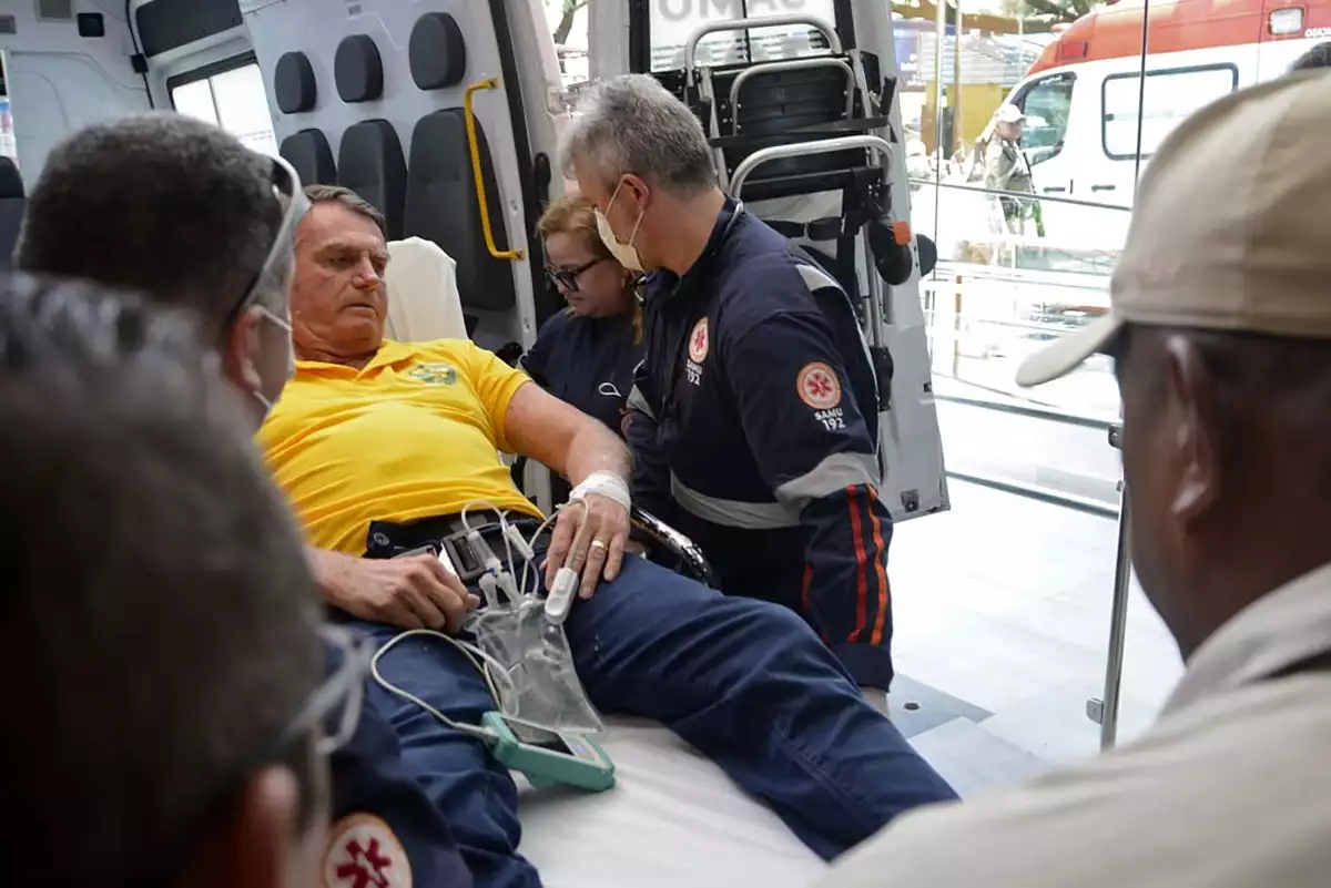 El expresidente brasileño Jair Bolsonaro llega en ambulancia al Hospital Río Grande en Natal, estado de Río Grande del Norte, Brasil, el 11 de abril de 2025.
