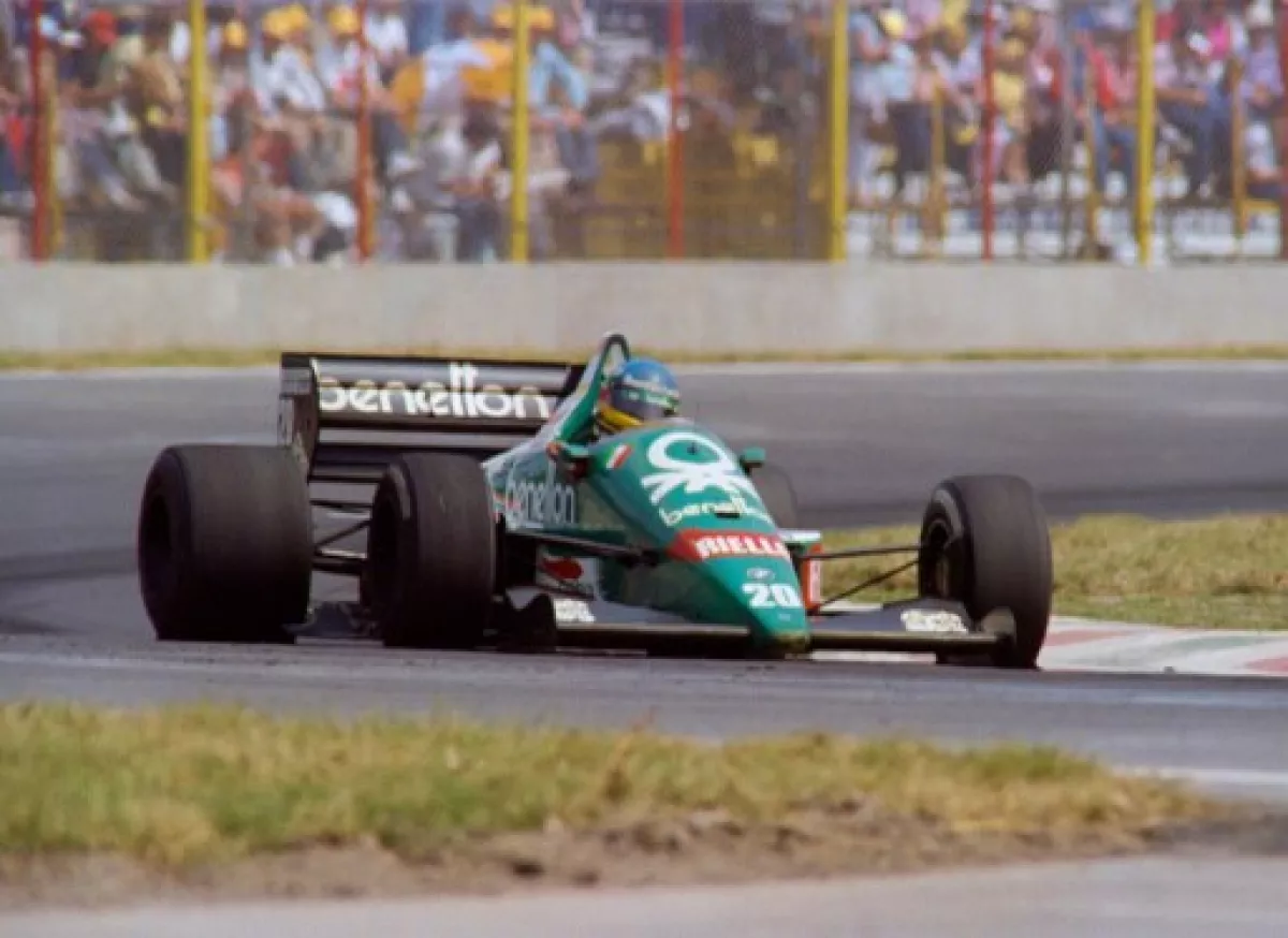 El austriaco Gerhard Berger conduce su Benetton-BMW a la victoria en el Gran Premio de México de Fórmula 1, el 12 de octubre de 1986. (DAVID HERNANDEZ / AFP)