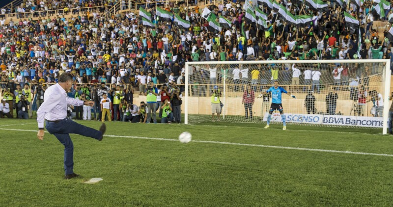 La actriz Liz Vega amenizó el medio tiempo del partido entre Alebrijes y Pumas, con el que se inauguró el estadio de futbol del equipo oaxaqueño, evento encabezado por el gobernador Cué.