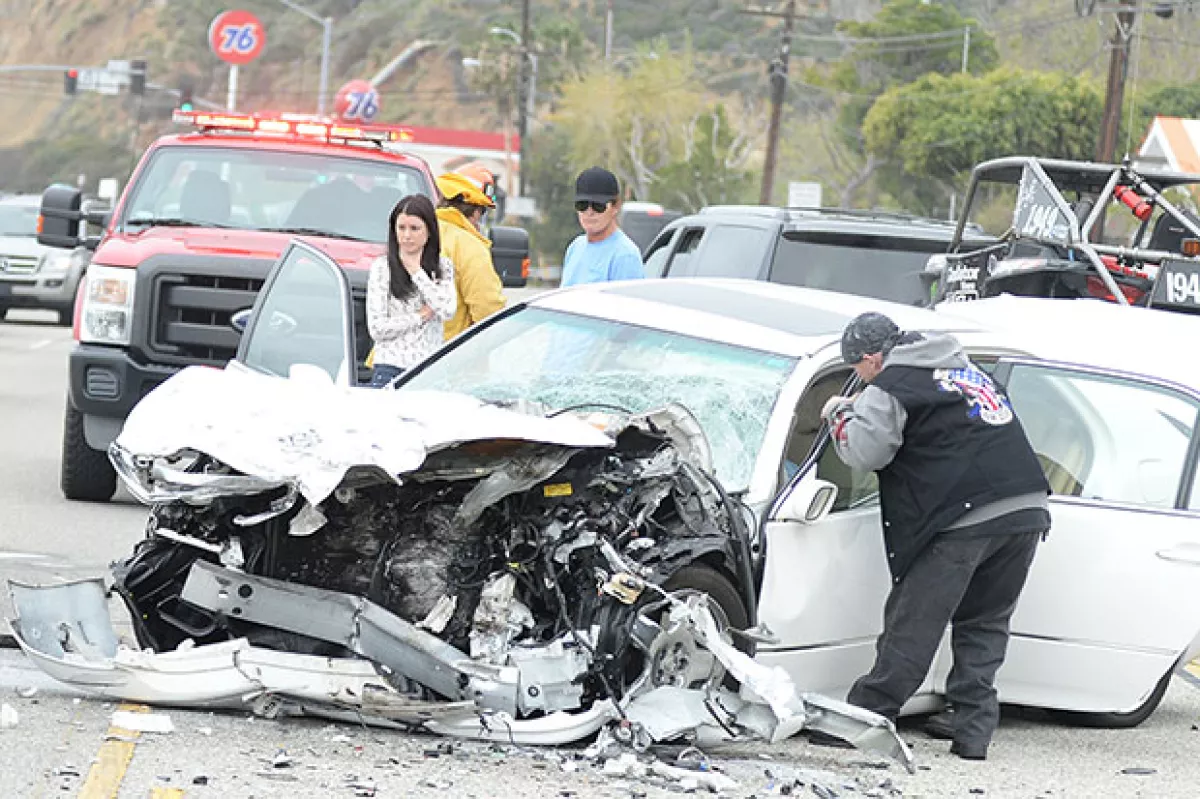 En el accidente, Bruce impactó a un auto blanco que ocasionó una carambola.