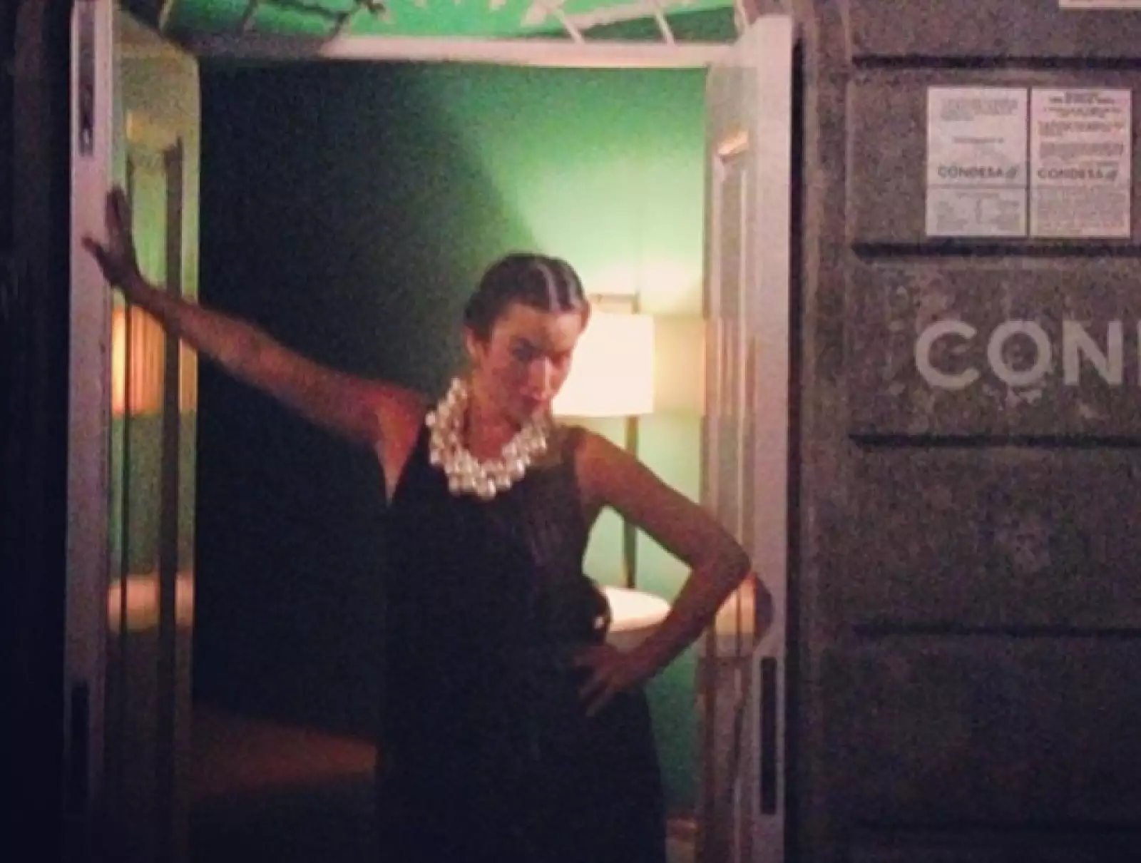 Otro black dress con un statement se convierte en un look único.