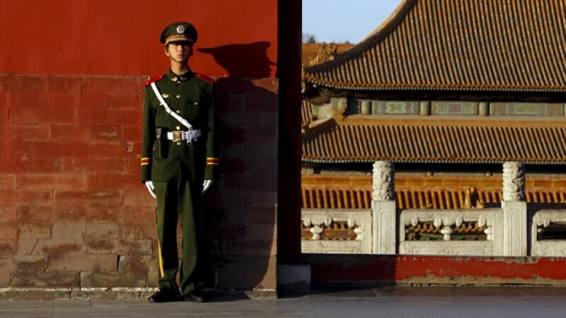 un policia hace guardia en la ciudad china