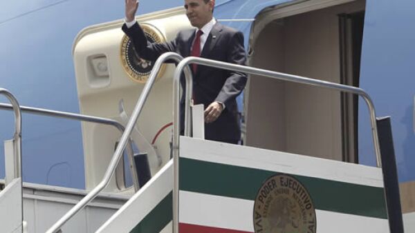 El presidente estadounidense arribó la tarde de este jueves a la Ciudad de México para tratar de intensificar las relaciones bilaterales. Fue recibido por la Canciller, Patricia Espinosa, y el embajador de México en EU, Arturo Sarukhán.