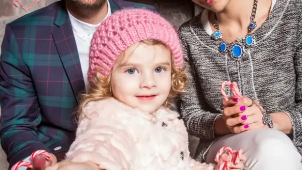 Citamos a Max Villegas, su esposa María de la Fuente y su hija Victoria para una sesión de fotos muy navideña donde la pareja nos confesó que podría pedir a su segundo hijo en la cartita a los Reyes.