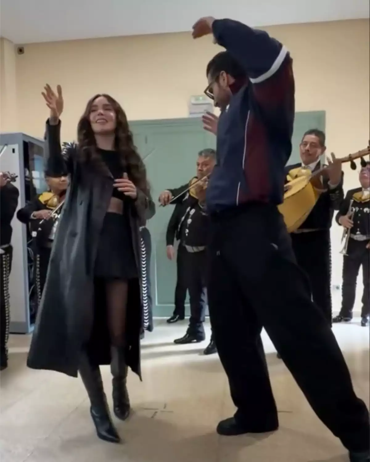 Belinda lleva tacos y mariachi al set de la serie 'Carlota' en España y se arma la fiesta mexicana