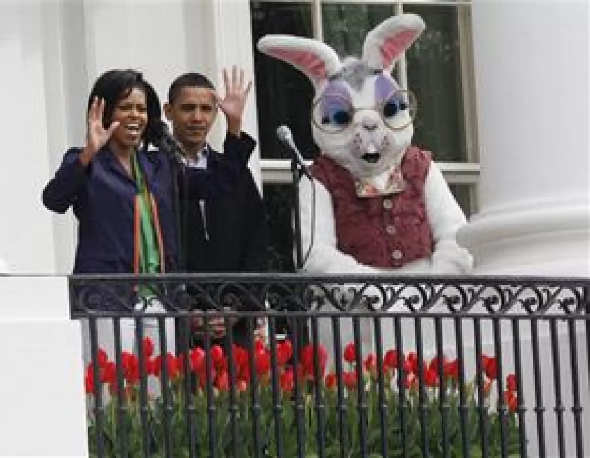 El presidente Barack Obama encabezó la búsqueda de los huevos de Pascua escondidos en el jardín sur de la residencia presidencial.
